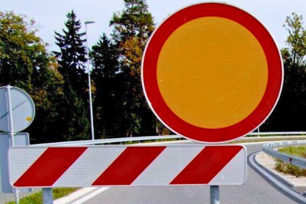 Polnjenje kozarca z vodo iz pipe