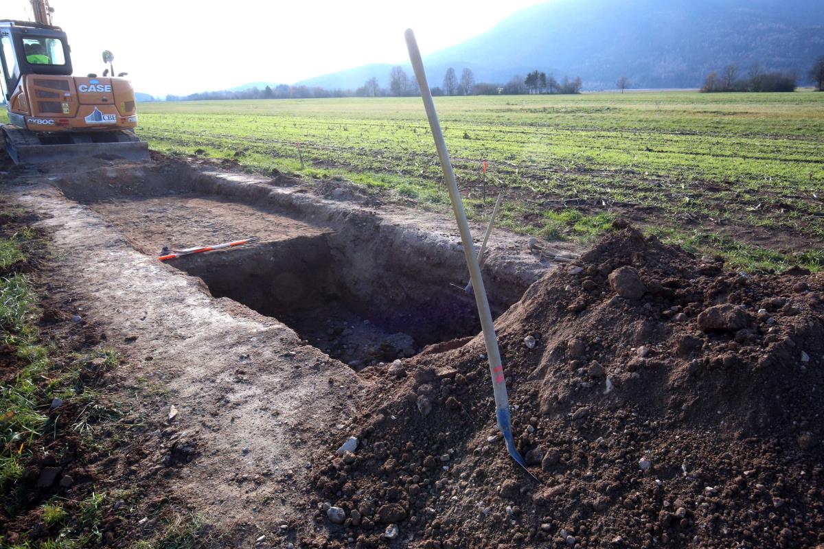 Polnjenje kozarca z vodo iz pipe