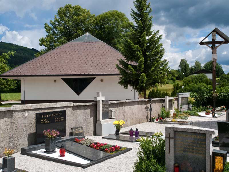 Moderna črna pipa s tekočo vodo